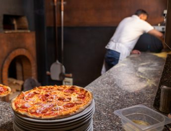Qué mesa de acero inoxidable me recomiendas para una pizzería pequeña: Elegir la mesa perfecta para optimizar tu pizzería profesional.