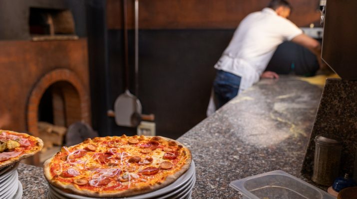 Qué mesa de acero inoxidable me recomiendas para una pizzería pequeña: Elegir la mesa perfecta para optimizar tu pizzería profesional.
