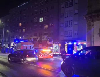 Hombre resulta intoxicado por humo tras incendio en una vivienda de Vilagarcía. Dos emergencias simultáneas activan a los equipos de intervención en la ciudad.