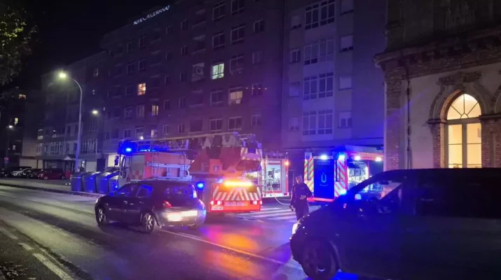 Hombre resulta intoxicado por humo tras incendio en una vivienda de Vilagarcía. Dos emergencias simultáneas activan a los equipos de intervención en la ciudad.