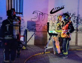 Incendio en Badalona deja múltiples heridos y moviliza un gran despliegue de emergencias. Una madrugada marcada por un fuego de gran intensidad.