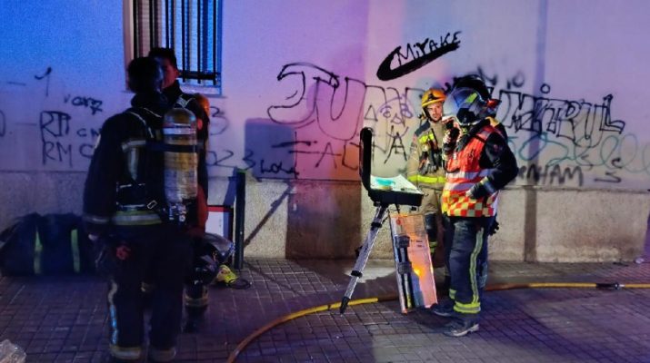 Incendio en Badalona deja múltiples heridos y moviliza un gran despliegue de emergencias. Una madrugada marcada por un fuego de gran intensidad.