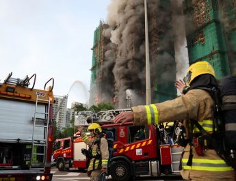 Impacto de un Incendio de Gran Escala en Hong Kong y la Necesidad de Reforzar la Seguridad Urbana. Una mirada profunda a la vulnerabilidad estructural y a la urgencia de reforzar los protocolos de seguridad.