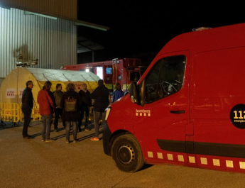 Tragedia en Lleida: un hombre pierde la vida en el incendio de un edificio: Las autoridades investigan las causas mientras los vecinos permanecen desalojados.