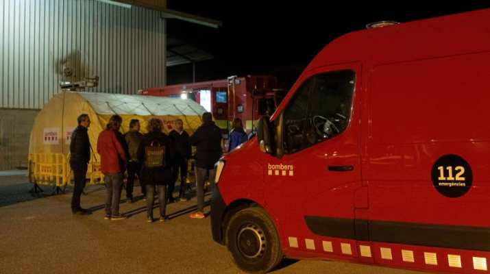 Tragedia en Lleida: un hombre pierde la vida en el incendio de un edificio: Las autoridades investigan las causas mientras los vecinos permanecen desalojados.