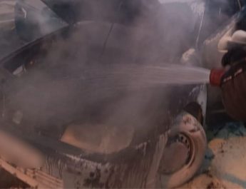 Incendio de un vehículo en San Bartolomé genera alarma y moviliza a los servicios de emergencia. Un estallido de fuego que irrumpe en la calma de la madrugada.