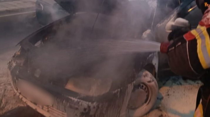 Incendio de un vehículo en San Bartolomé genera alarma y moviliza a los servicios de emergencia. Un estallido de fuego que irrumpe en la calma de la madrugada.