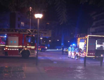 Incendio en una cocina de tres pisos deja cuatro heridos en una jornada complicada para los Bombers en Catalunya