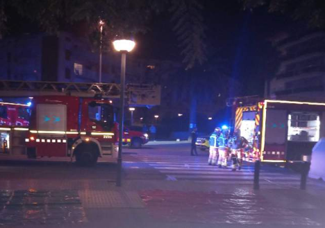 Incendio en una cocina de tres pisos deja cuatro heridos en una jornada complicada para los Bombers en Catalunya