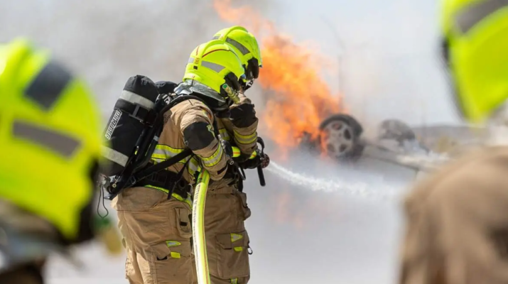 Importante incendio en una nave de forrajes en La Puebla de Alfindén moviliza a los bomberos