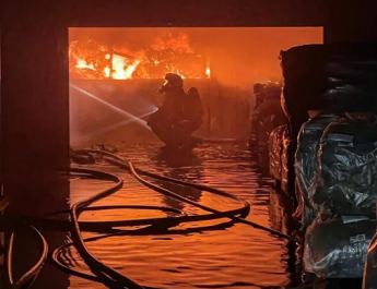 El devastador incendio en una fábrica de zapatos: así comenzó el infierno de las llamas