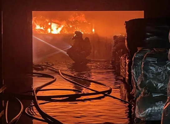 El devastador incendio en una fábrica de zapatos: así comenzó el infierno de las llamas