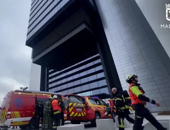 Incendio en un transformador obliga a la evacuación preventiva de la Torre Foster en Madrid.