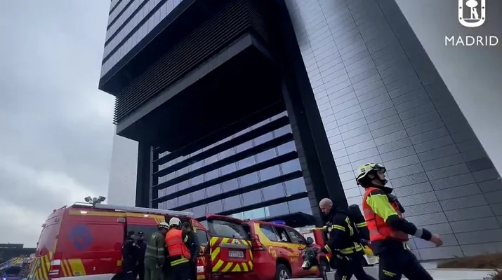 Incendio en un transformador obliga a la evacuación preventiva de la Torre Foster en Madrid.