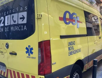 Fuego en un bar de Caravaca de la Cruz: Tres personas resultan heridas. Detalles del suceso y respuesta inmediata de los equipos de emergencia.