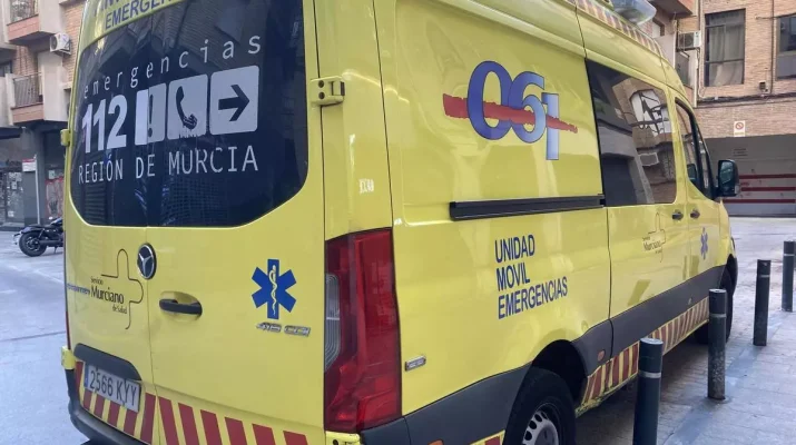 Fuego en un bar de Caravaca de la Cruz: Tres personas resultan heridas. Detalles del suceso y respuesta inmediata de los equipos de emergencia.