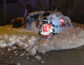 Incendio en coche microhíbrido en Ponferrada: desafíos y medidas de seguridad en la intervención. Respuesta rápida y eficaz