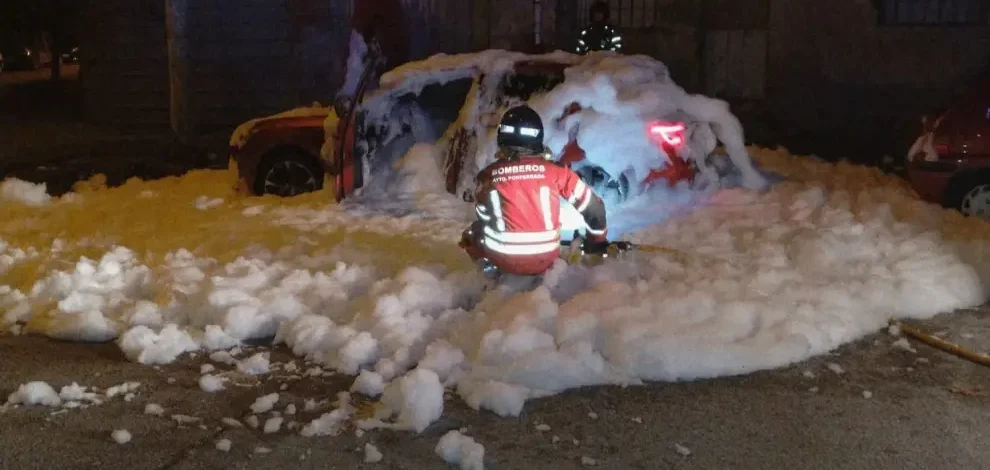 Incendio en coche microhíbrido en Ponferrada: desafíos y medidas de seguridad en la intervención. Respuesta rápida y eficaz