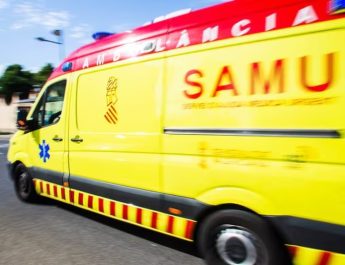 Trasladan al hospital a dos personas tras declararse un fuego en un piso de Burriana. Un suceso que vuelve a poner el foco en la prevención contra incendios.