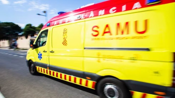 Trasladan al hospital a dos personas tras declararse un fuego en un piso de Burriana. Un suceso que vuelve a poner el foco en la prevención contra incendios.