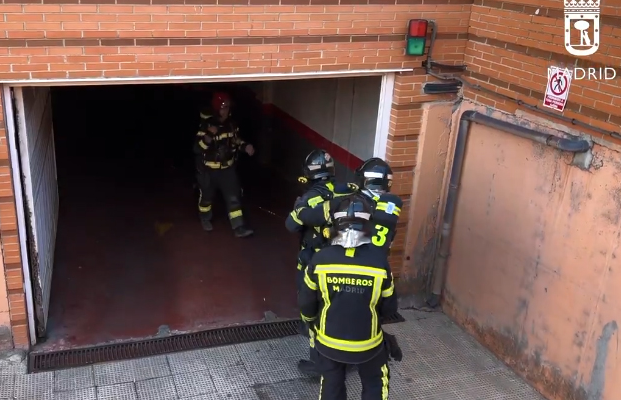 Coche y moto calcinados en Villaverde: incendio arrasa un garaje y sus instalaciones