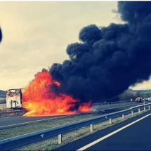 Remolque de camión se incendia y provoca cierre temporal de la A-1