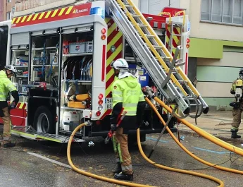 Fuego en una campana extractora moviliza a los bomberos en la avenida de la Constitución. Una llamada de atención sobre la seguridad en cocinas.