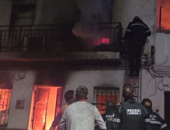 El pánico se desató en Coria del Río (Sevilla) tras un violento incendio nocturno que dejó seis heridos y sumió a una familia en la angustia. Las llamas, que se iniciaron en la madrugada del sábado al domingo en el hogar de los padres de Carolina Jiménez, escalaron con furia, rodeando rápidamente la planta superior. En un dramático giro, la madre y la sobrina de cinco años de Carolina quedaron atrapadas en una de las habitaciones, mientras el fuego se propagaba sin control.