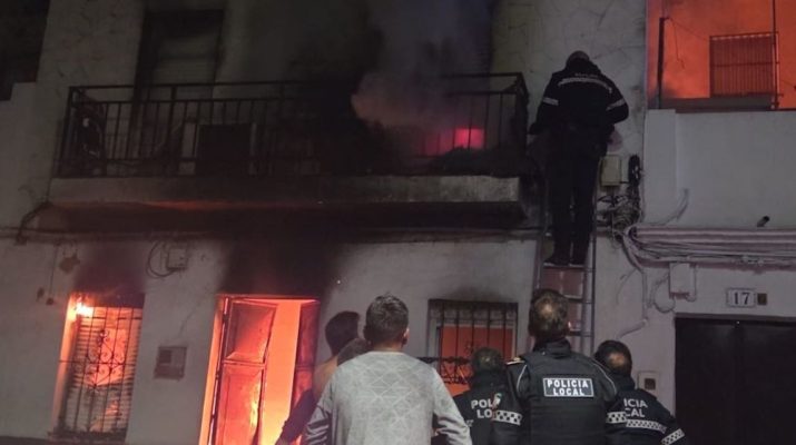 El pánico se desató en Coria del Río (Sevilla) tras un violento incendio nocturno que dejó seis heridos y sumió a una familia en la angustia. Las llamas, que se iniciaron en la madrugada del sábado al domingo en el hogar de los padres de Carolina Jiménez, escalaron con furia, rodeando rápidamente la planta superior. En un dramático giro, la madre y la sobrina de cinco años de Carolina quedaron atrapadas en una de las habitaciones, mientras el fuego se propagaba sin control.