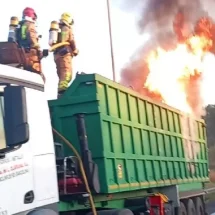 Incendio en un camión paraliza la B-30 y genera importantes retenciones en el Vallès. Una mañana marcada por el colapso en las principales vías del área metropolitana.