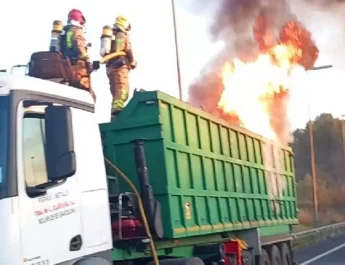 Incendio en un camión paraliza la B-30 y genera importantes retenciones en el Vallès. Una mañana marcada por el colapso en las principales vías del área metropolitana.