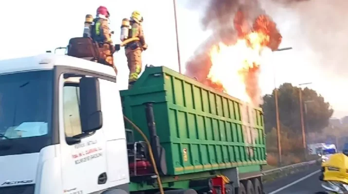 Incendio en un camión paraliza la B-30 y genera importantes retenciones en el Vallès. Una mañana marcada por el colapso en las principales vías del área metropolitana.