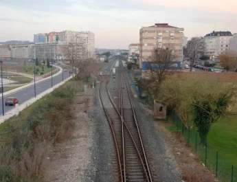 Evacuación de pasajeros en Culleredo tras el incendio en el motor de un tren. Descripción detallada del incidente ferroviario.