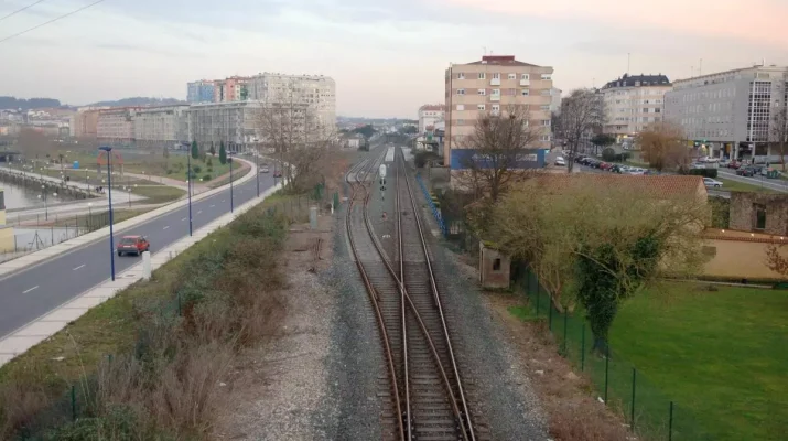 Evacuación de pasajeros en Culleredo tras el incendio en el motor de un tren. Descripción detallada del incidente ferroviario.