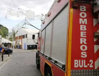 Los Bomberos sofocan un incendio en un edificio de Cantillana sin dejar heridos