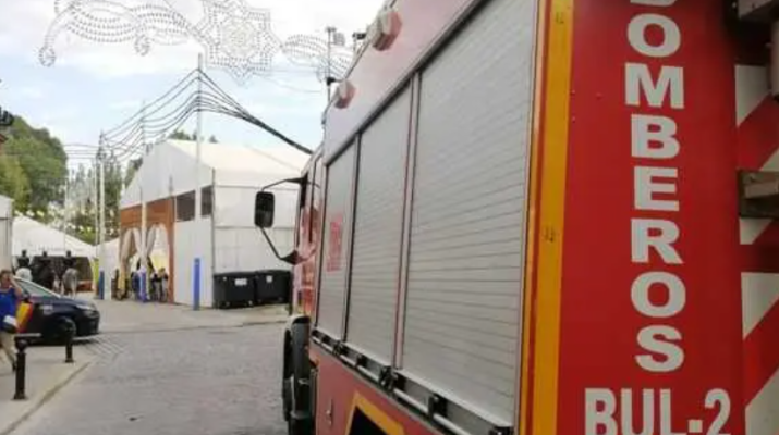 Los Bomberos sofocan un incendio en un edificio de Cantillana sin dejar heridos