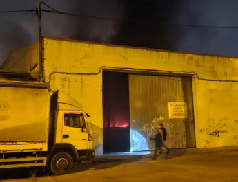 Incendio industrial en Alzira: situación controlada tras el desalojo de viviendas
