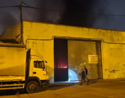 Incendio industrial en Alzira: situación controlada tras el desalojo de viviendas