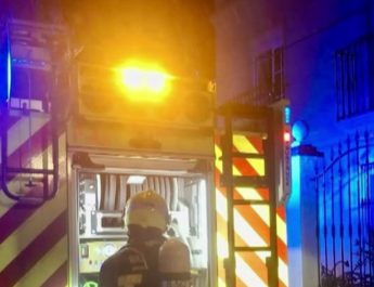 A punto de la tragedia en Paterna: rescatan a dos menores tras un angustioso incendio de madrugada.