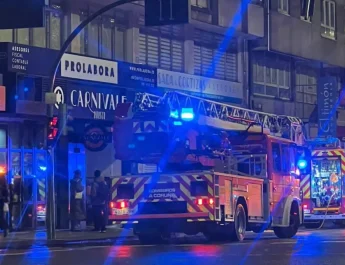 Un incendio nocturno en A Coruña reaviva la polémica sobre la protección contra el fuego. Una intervención urgente que evitó consecuencias mayores.