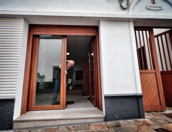 Del templo al local comercial: la transformación provisional de la parroquia de San Juan Bautista: una mudanza singular que mantiene viva la vida parroquial.