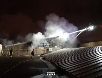 Reactivación nocturna de un incendio industrial en Reus y su impacto en la seguridad urbana. Un suceso que puso en alerta a vecinos y autoridades.