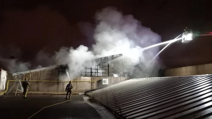 Reactivación nocturna de un incendio industrial en Reus y su impacto en la seguridad urbana. Un suceso que puso en alerta a vecinos y autoridades.
