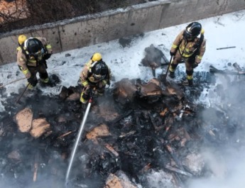 Bomberos sofocan incendio de madera en nave de Yecla: intervenciones rápidas en polígonos