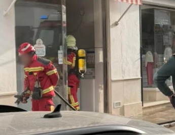 Freidora provoca incendio en asador de pollos de Osuna y activa a los bomberos