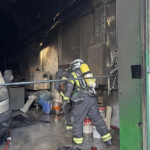 Bomberos luchan contra incendio en nave industrial de Humanes: cobertura en tiempo real