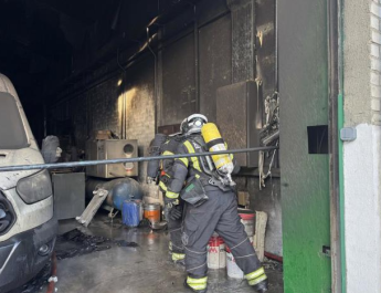Bomberos luchan contra incendio en nave industrial de Humanes: cobertura en tiempo real