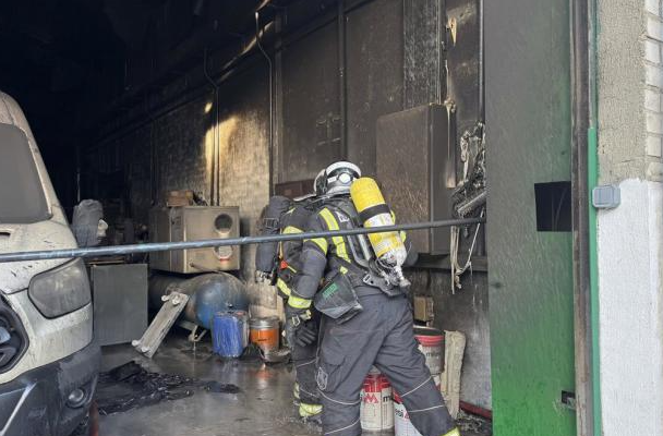 Bomberos luchan contra incendio en nave industrial de Humanes: cobertura en tiempo real