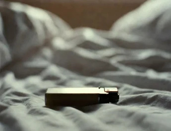 Un incendio nocturno en una urbanización residencial del norte de Florida.