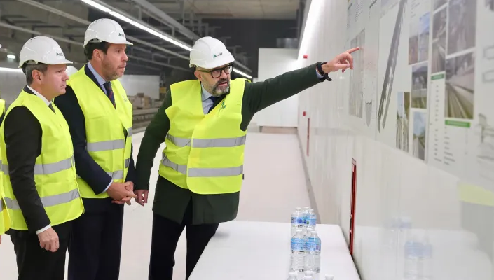 Óscar Puente inspecciona el avance del acceso ferroviario al Aeropuerto de Barcelona-El Prat